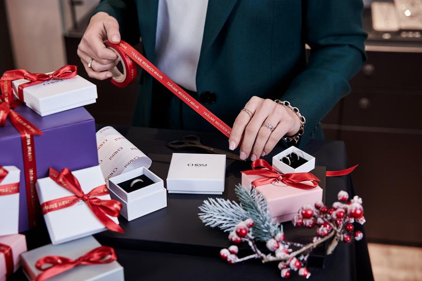 Sie verpacken die Traumpäckchen, losen die Gewinner aus und prämieren jeweils am Sonntag drei der 100 Gewinner live auf dem CHRIST Instagram-Kanal.