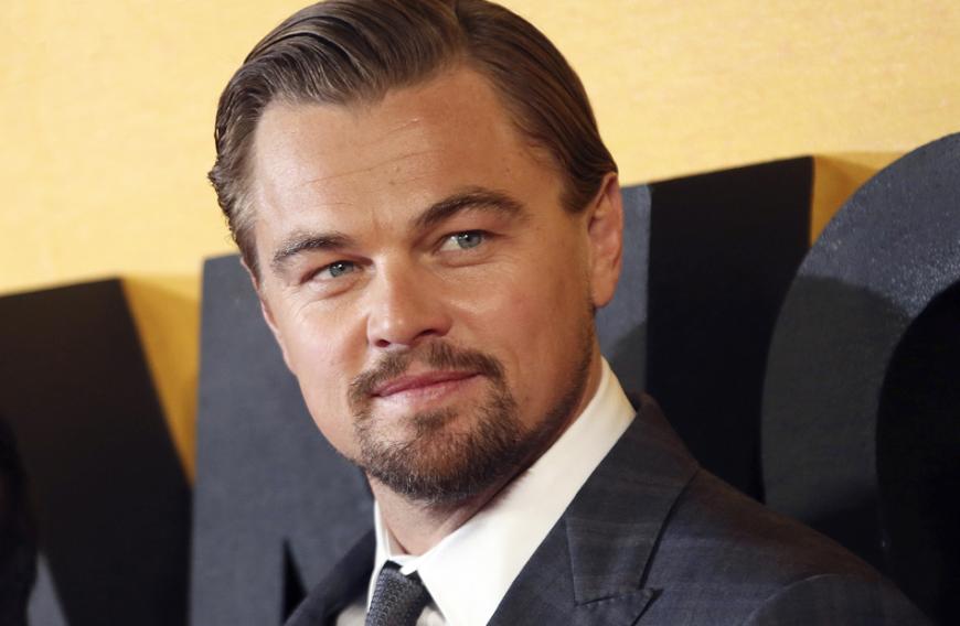 Normalerweise kennen wir Leonardo DiCaprio mit gepflegten Haaren und im stylischen Anzug.