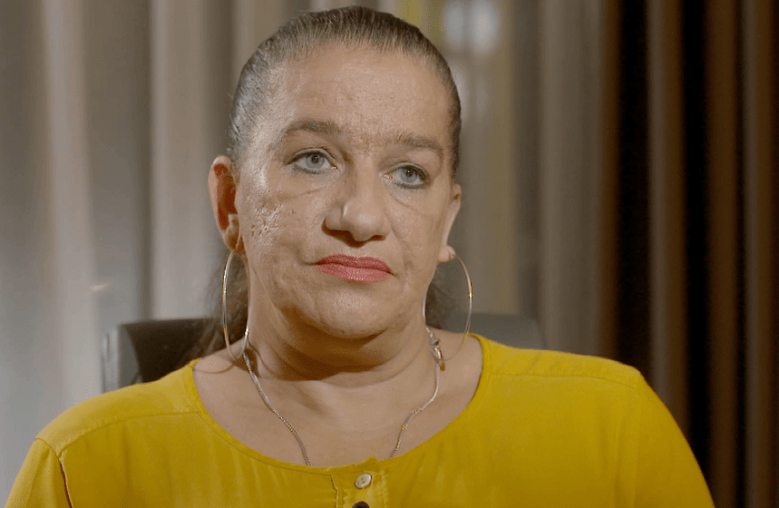 Menowins Mutter Silvia gibt sich die Schuld an seinen Problemen. Auch sie war elfeinhalb Jahre im Gefängnis und jahrelang abhängig von Heroin und Kokain. Seit 13 Jahren ist sie clean.