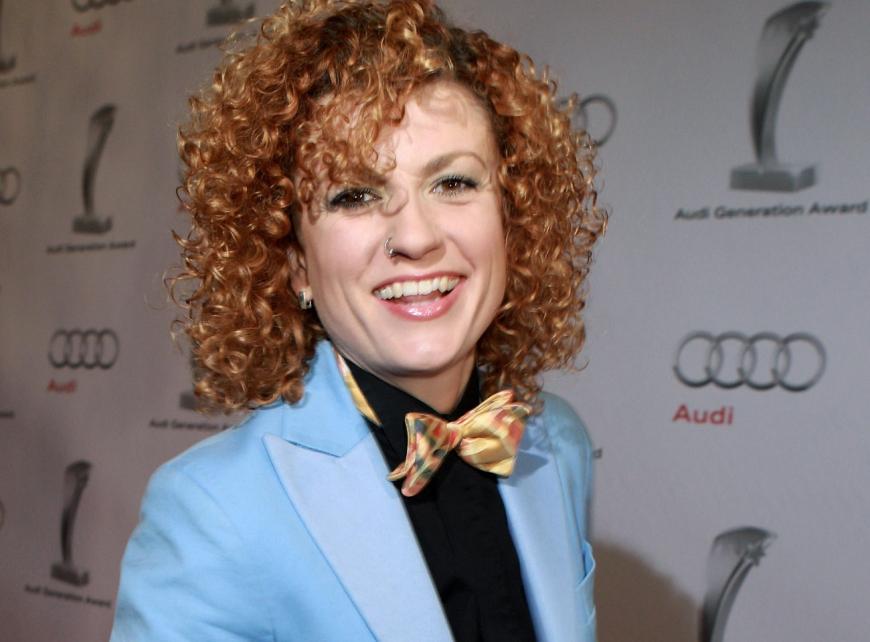 Bandmitglied Lucy Diakovska heißt die Fans als Erstes auf dem neu erstellten
