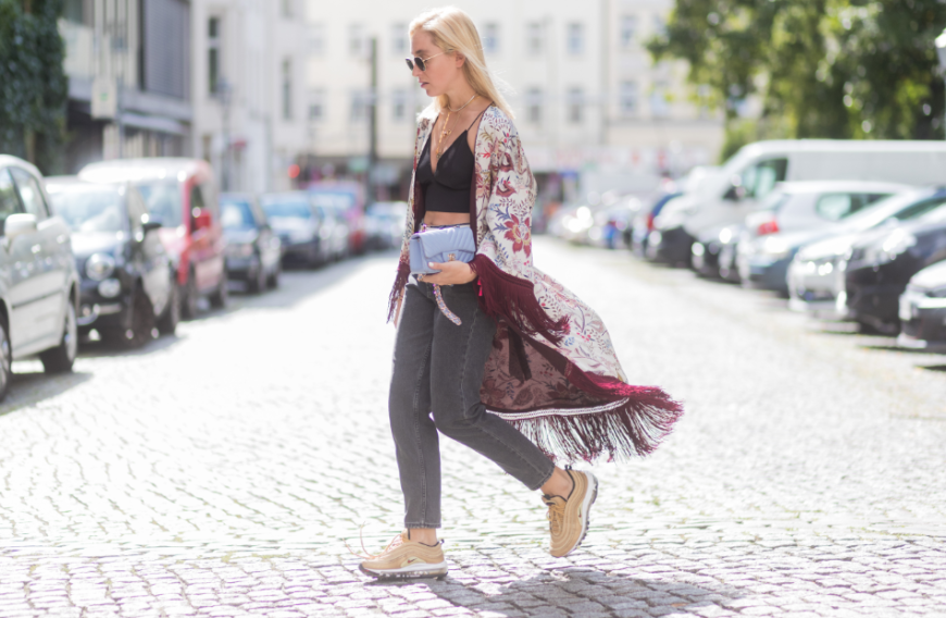 Mom Jeans liegen 2021 voll im Trend.