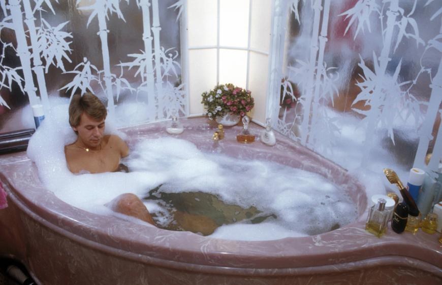 Die Bilder entstanden in der damaligen Berliner Wohnung des Sängers. Sogar in seiner Badewanne ließ sich Roland Kaiser ablichten.