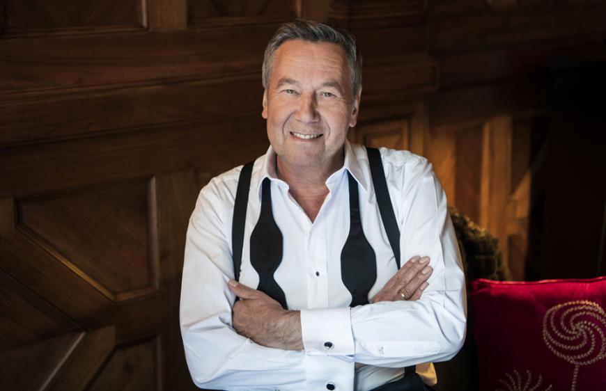 Roland Kaiser
Roland Kaiser ist heute einer der größten Schlagerstars Deutschlands. Sein Markenzeichen sind die erotischen Themen in seinen Schlagern.