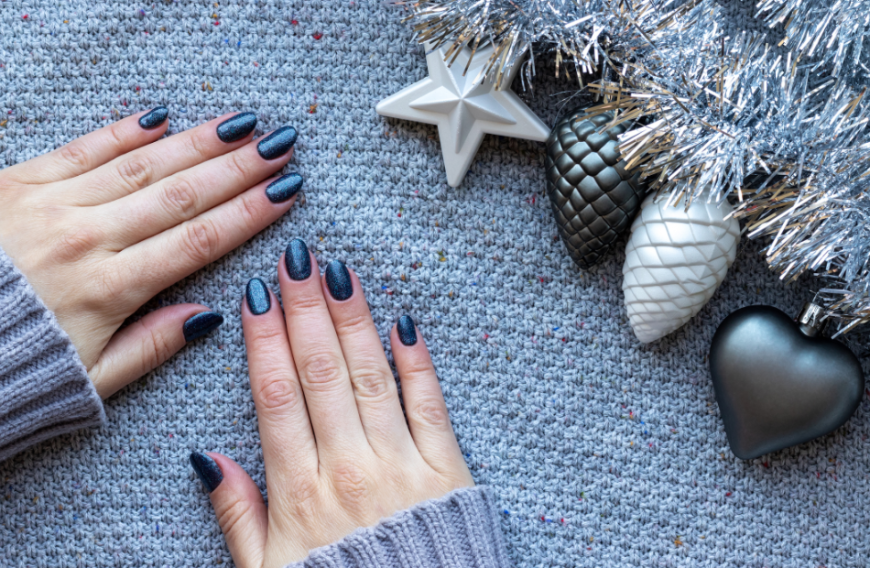 Ein Nageltrend erobert aktuell Instagram: Diese Saison schwören Beautynistas auf sogenannte Velvet Nails.