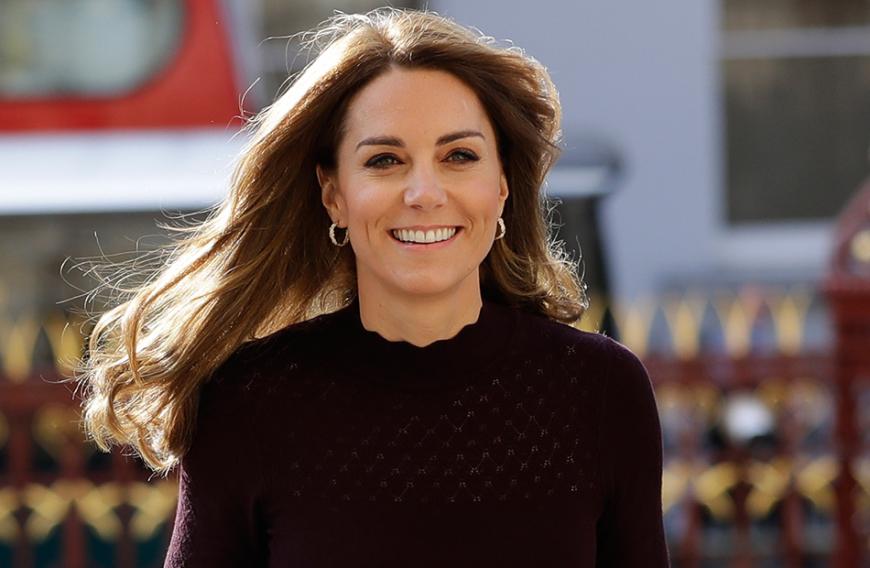 Du bist auf der Suche nach neuen Stiefeln? Dann lass dich von Herzogin Kate inspirieren. Die Duchess trägt nämlich schon seit Jahren ganz bestimmte Treter, die jetzt absolut im Trend sind.