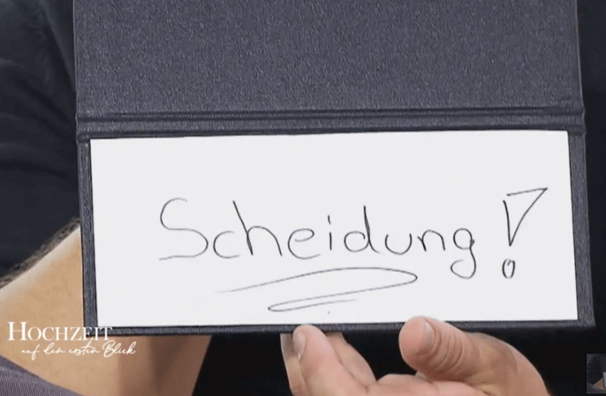 In der Vorschau ist bereits eine Person zu sehen, die das Scheidungs-Schild nach oben hält. Und der Kleidung nach zu urteilen handelt es sich um ... (Achtung Spoiler!)