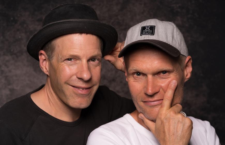 Die Junx
Die Junx – mit x – das sind die Vollblut-Entertainer Christopher Garbers und Gunnar Schmidt aus Hamburg. Die beiden sind nicht nur enge Sandkastenfreunde, sondern auch ein erfolgreiches Pop-Schlager-Duo mit mehr als Hundert Auftritten pro Jahr – wenn denn mal gerade kein Corona ist. Ob im vorweihnachtlichen Londoner Hyde Park oder im Megapark auf Malle, die Partysongs der Junx, wie