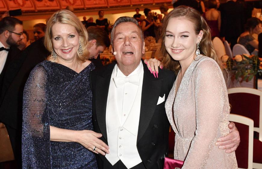 Roland Kaiser und der Semperopernball-Skandal
Das Jahr 2020 war noch jung als der Semperopernball-Skandal das Land erschütterte. Am 7. Februar sollte eigentlich der 15. Semper Opernball in Dresden steigen. Als Moderatoren für den festlichen Abend waren