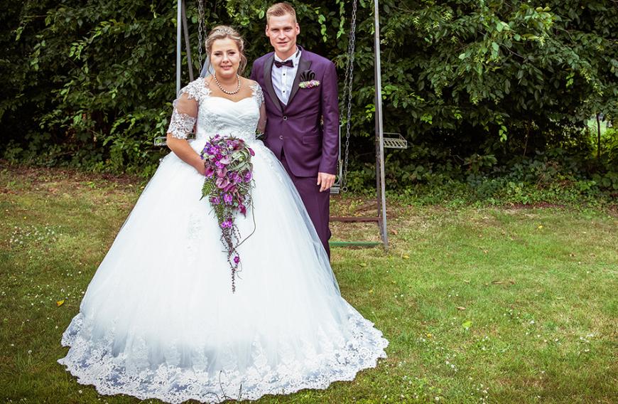 Die Fans vermuten, dass Sarafina und Peter womöglich die werdenden Eltern sein könnten. Schließlich sind die beiden seit zehn Jahren zusammen, gaben sich 2019 das Ja-Wort. Ihr größter Wunsch ist ein eigenes Kind.