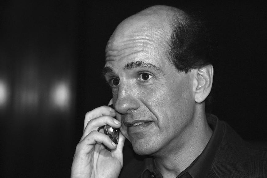 Sam Lloyd († 30. April)
Mit nur 56 Jahren wurde Schauspieler Sam Lloyd aus dem Leben gerissen. Er starb an den Folger einer Krebserkrankung. Große Beliebtheit erlangte Sam Lloyd durch seine Rolle als Anwalt Ted in der TV-Serie