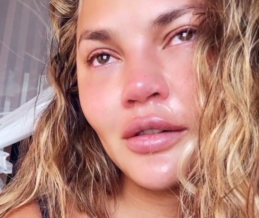 Chrissy Teigen kämpft mit den Tränen.