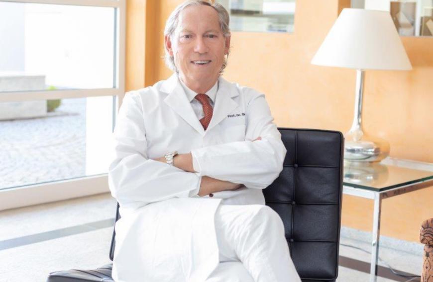 Doch stimmt das auch? OKmag.de hat mit Schönheitschirurg Prof. Dr. Mang gesprochen. Seiner Meinung nach, sei JLo in Sachen Beauty-Eingriffe nicht ganz ehrlich.