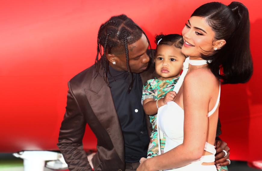 Travis und Kylie lieben es, zusammen Zeit mit Stormi zu verbringen und sie zu verwöhnen.