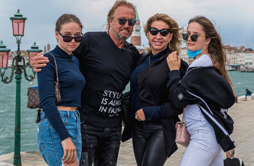 Dabei zeigen Carmen und Robert Geiss - und auch ihre Töchter Shania und Davina Geiss - gern, was für ein schönes Leben sie führen.