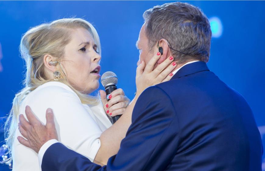 Für das Publikum verwandeln sich Maite Kelly und Roland Kaiser auf der Bühne zum Liebespaar.