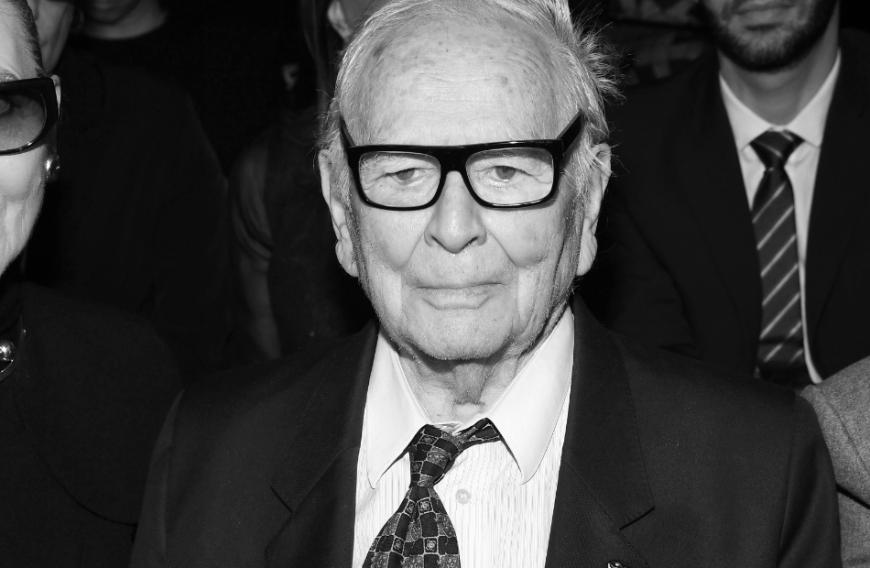 Große Trauer in der Modewelt: Einer der ganz Großen, der Designer Pierre Cardin, starb Ende Dezember 2020 im Alter von 98 Jahren in einem Krankenhaus westlich von Paris, wie seine Familie der Nachrichtenagentur AFP mitteilte. Cardin galt als Vorreiter der Prêt-à-porter-Mode und als außergewöhnlicher Modeschöpfer, der die futuristische Mode neben Paco Rabanne und André Courrèges maßgeblich prägte. Bis ins hohe Alter entwarf Cardin neue Kollektionen.