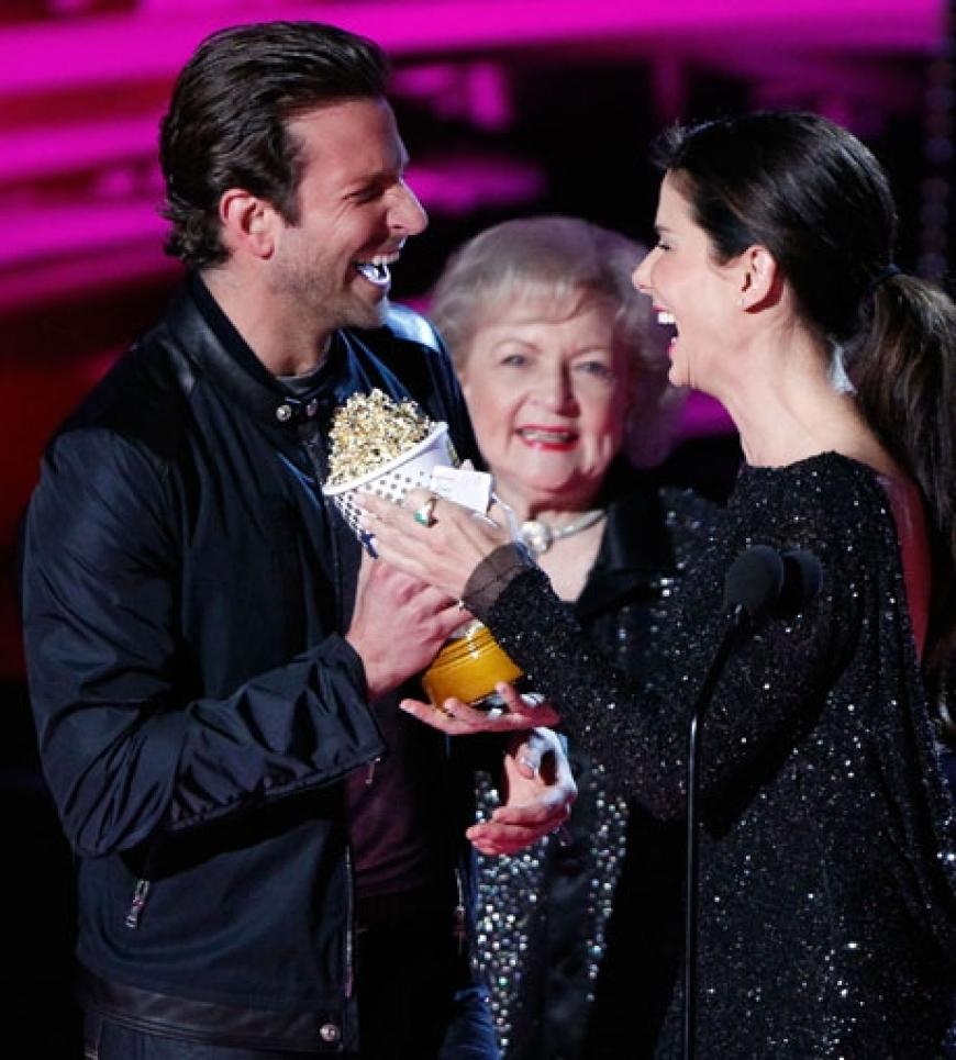 Bradley Cooper überreicht der Schauspielerin die MTV Popcorn-Tüte. Vom Publikum bekam sie für ihren Auftritt Standing Ovations