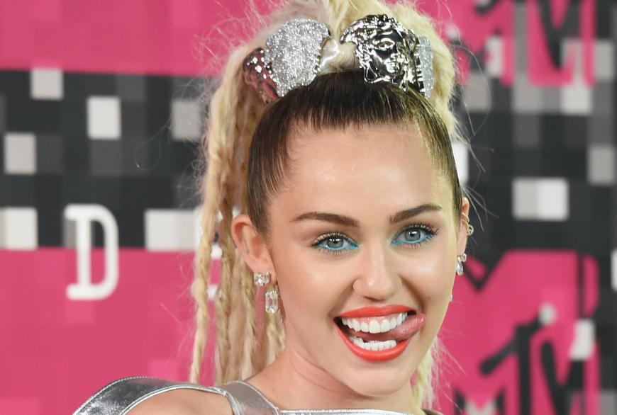 Miley Cyrus ist derzeit Single. Um sich auch alleine gut zu beschäftigen, greift die Sängerin gerne auf Hilfsmittel zurück.