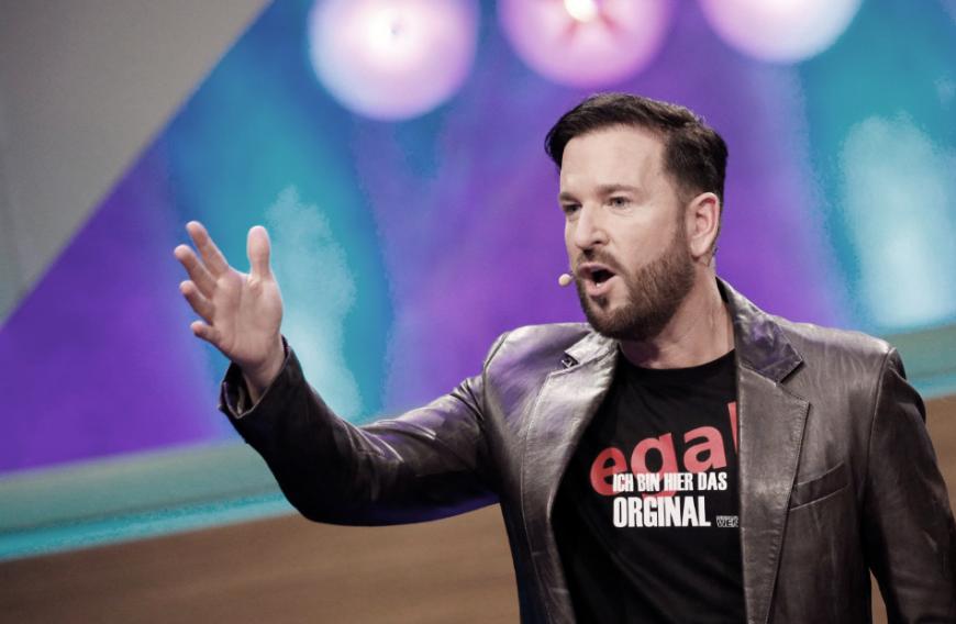 Michael Wendler schießt zurück! Weil sich RTL in den ersten DSDS-Folgen über ihn und seine Ehefrau lustig macht, platzte dem Schlagerstar jetzt der Kragen.