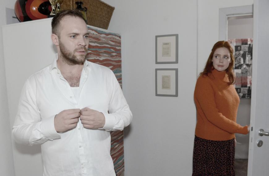 ... hält er sein schlechtes Gewissen schließlich nicht mehr aus und beichtet Freundin Toni (Olivia Marei) alles. Die wiederum reagiert geschockt und trennt sich von Erik.