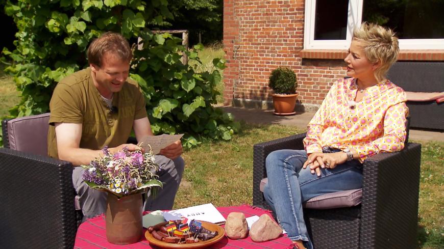 Den Bauern steht die warmherzige Moderatorin bei der Suche nach dem richtigen Partner mit Rat und Tat zur Seite.