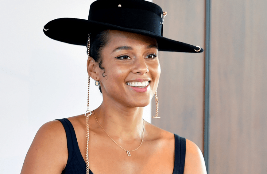 Erst vor wenigen Monaten launchte Alicia Keys ihre Lifestyle-Marke Keys Soulcare. Darunter kreiert sie nicht nur Körperpflege- und Kosmetikprodukte. Kürzlich brachte Alicia sogar eine eigene Duftkerze auf den Markt, die nach einer Mischung aus Salbei und Hafermilch riecht. Die allein kostet schon 31 Euro.