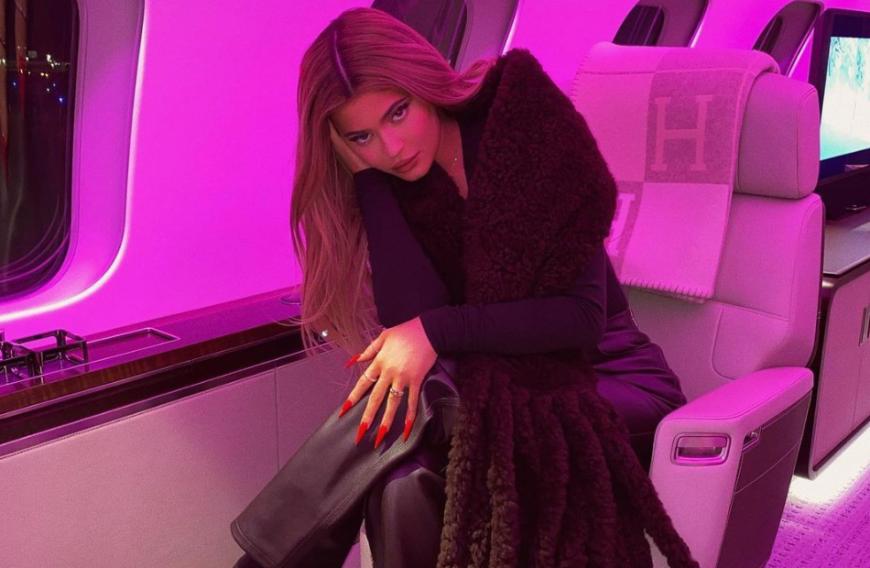 Die Beleuchtung im Inneren des Jets passt sich sogar ganz den Wünschen der Makeup Mogulin an