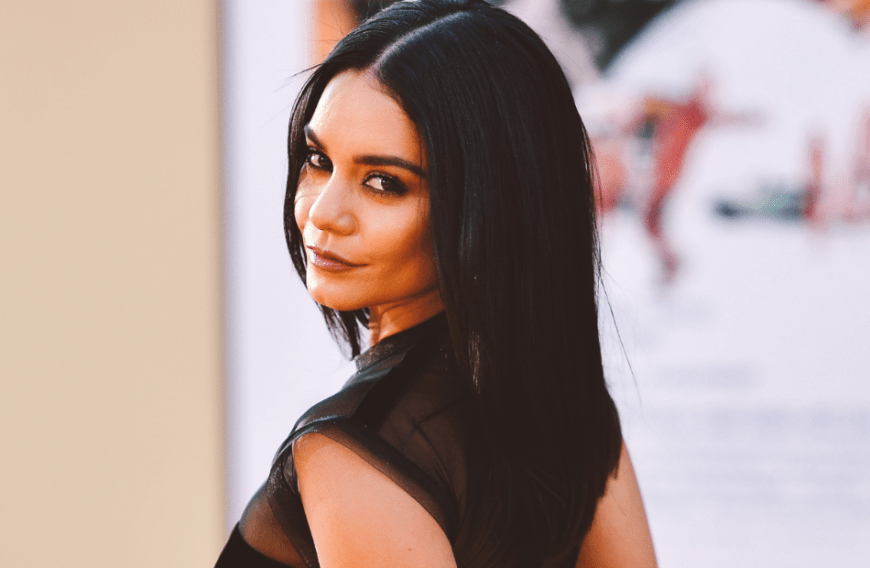 Die Haare von Vanessa Hudgens sitzen nahezu perfekt. Ob sie ihre Mähne auch mit einem Anti-Frizz-Serum glättet?