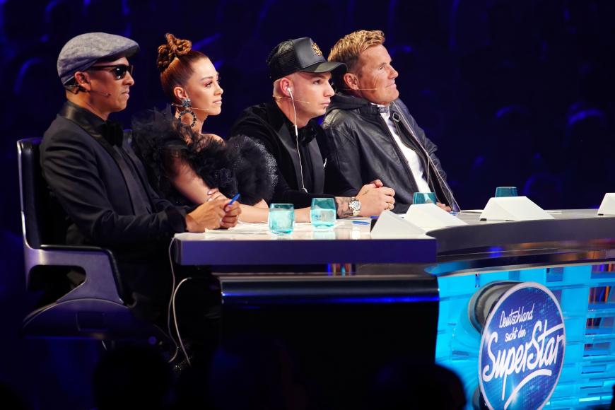 Das liege vor allem an der Besetzung der Jury, allen voran Xavier Naidoo, der wegen rassistischer Äußerungen und Aluhut-Theorien im Frühjahr 2020 aus der Show flog.
