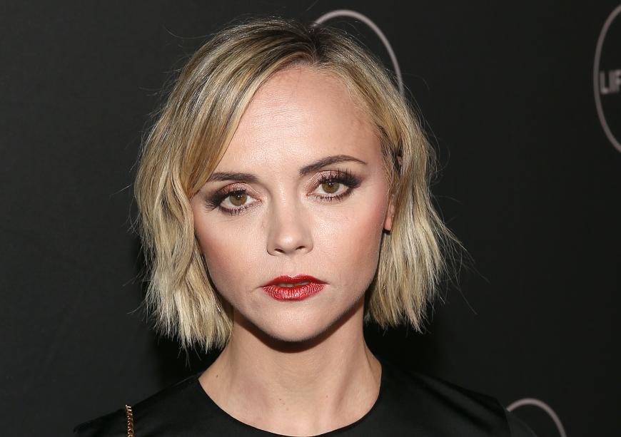 Als Christina Ricci im Sommer 2020 nach sieben Jahren Ehe die Scheidung einreicht, werden erste Gerüchte um häusliche Gewalt durch ihren Ehemann laut.