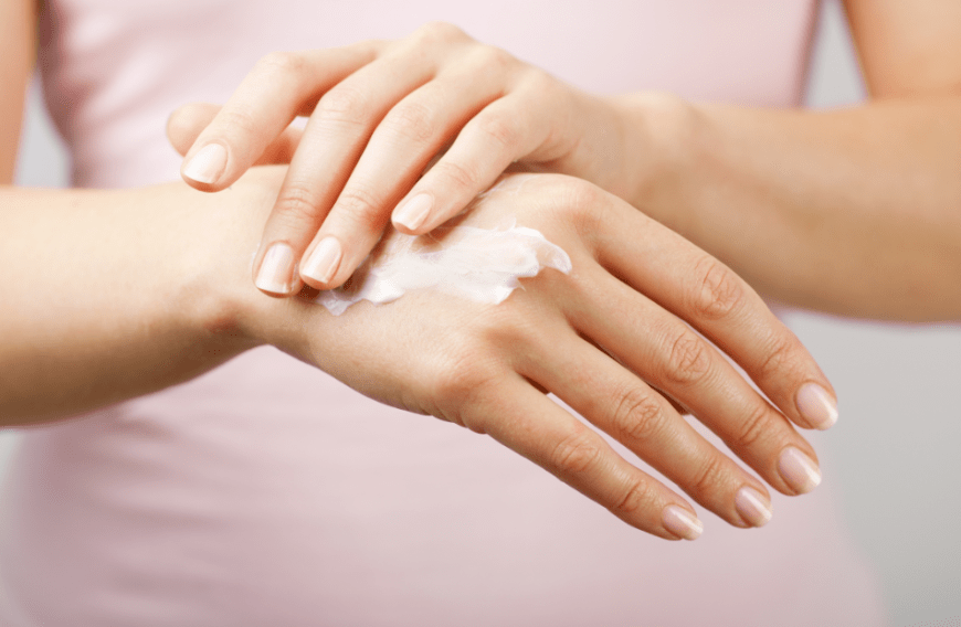 Mit der richtigen Handcreme können wir rissigen Stellen vorbeugen ...