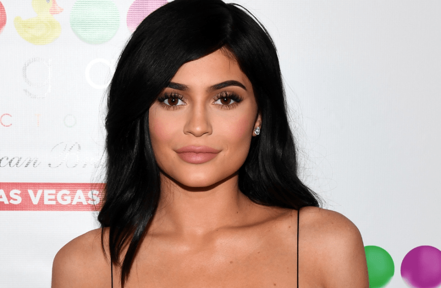 Du hättest gerne so volle Lippen wie Kylie Jenner, aber bitte ohne Beauty-Eingriff? Dann könnte dir dieser neue Lipgloss gefallen ...