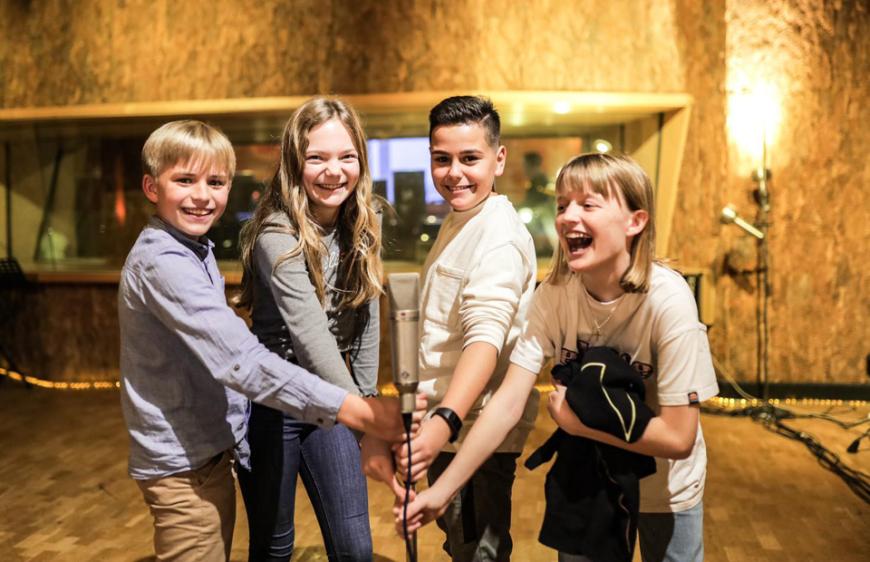 Das sind die Schlagerkids:Phil (14), Benedikta (13), Miguel (12) und Lena (12). Miguel trat bereits bei Florian Silbereisen auf.