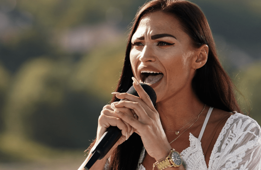 Mit ihrem ersten Song konnte sie die Jury nicht von sich überzeugen, doch beim zweiten Anlauf mit Rihannas Hit