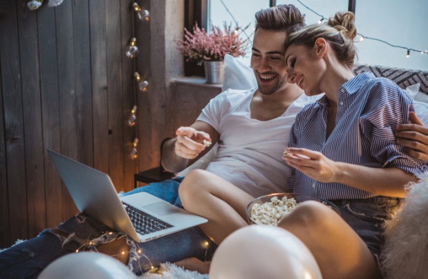 Mit den richtigen Tipps und Tricks wird der Valentinstag auch zu Hause perfekt.