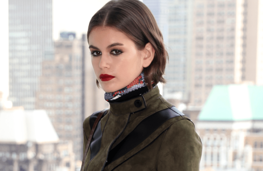 Hättest du auch gerne einen makellosen Teint wie Kaia Gerber? Mit einer Foundation aus der Drogerie wird dieser Wunsch wahr ...