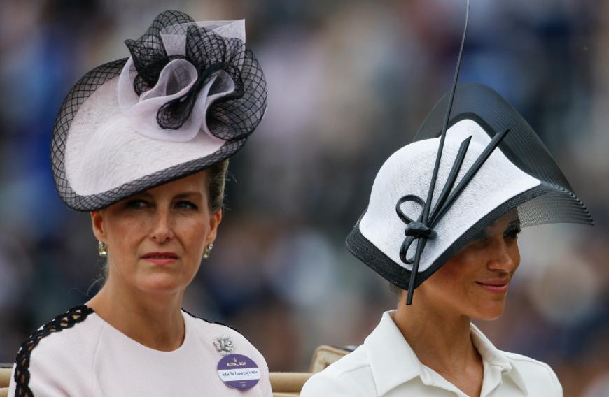 ....Harrys Tante Sophie (l.).