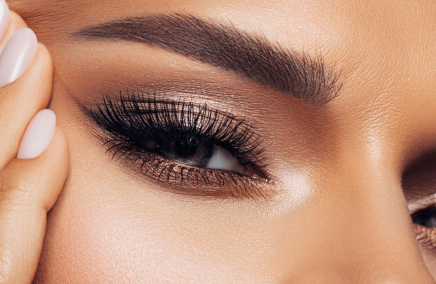 Die "Masterpiece Max Mascara" von Max Factor zaubert laut Hersteller tiefschwarze und dichte Wimpern, ohne zu verklumpen oder zu verschmieren.