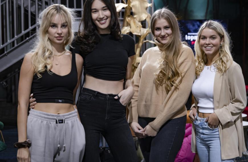 Doch die GNTM-Kandidatinnen, hier sind v.l.n.r. Mareike, Alex, Dascha und Maria zu sehen, müssen sich auch erneut auf viele Herausforderungen gefasst machen. Erstmals wird es beispielsweise einen Nackt-Walk geben!