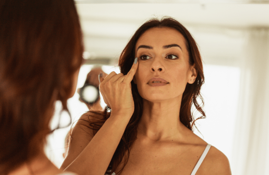 Damit du auch Ü40 noch einen jugendlich-frischen Teint hast, solltest du auf eine ausgiebige Anti-Aging-Nachtpflege setzen.