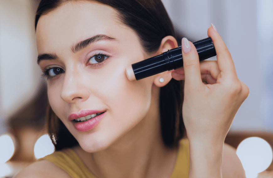 Bye, bye Augenringe! Wir haben einen Concealer entdeckt, der einen Schönheitsschlaf ersetzt ...