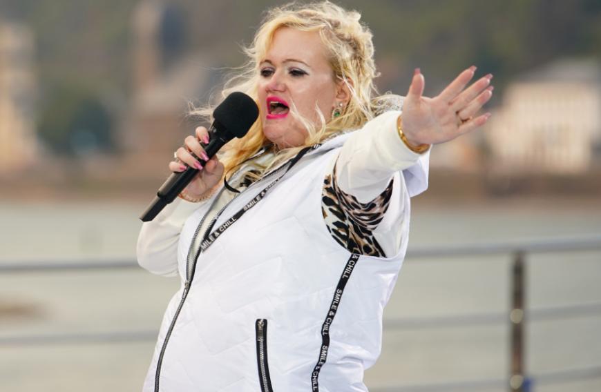 Auch sie sorgte kürzlich für Fassungslosigkeit bei den Zuschauern: Obwohl Claudia Haas nicht sonderlich gut singen kann, schickte die DSDS-Jury sie in den Recall.