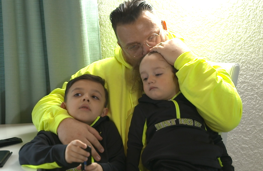 Menowin genießt sichtlich die Zeit mit seiner Familie, doch als es zum Abschied kommt, brechen bei dem TV-Star alle Dämme.