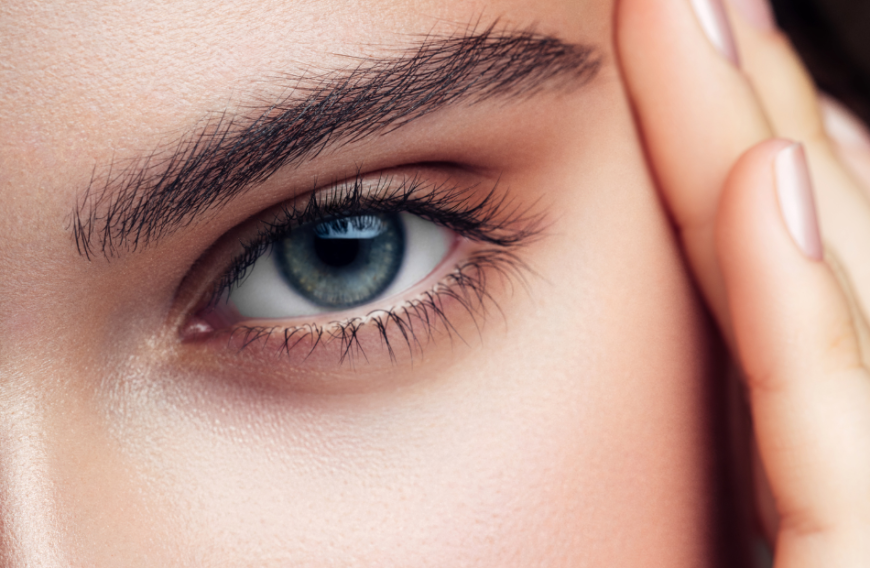 Im Netz finden sich unzählige Tipps und Tricks, um zu verhindern, dass der Concealer verrutscht. Eine Technik ist unter Beauty-Gurus besonders beliebt.