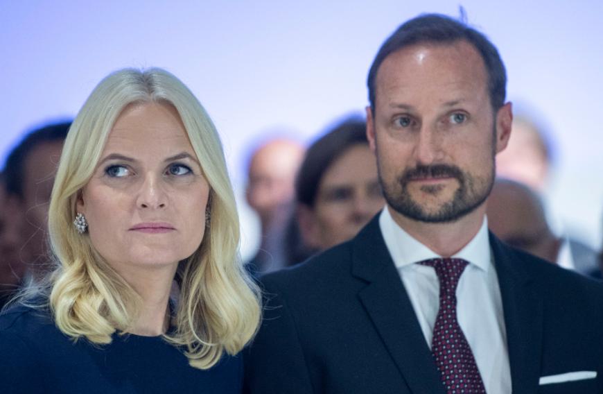 Denn Haakon und sie sollen von der Mafia bedroht worden sein.