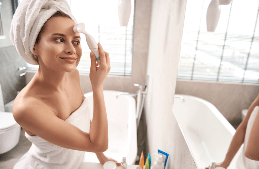 Mit einem Beauty-Tool kannst du der Hautalterung entgegenwirken und dir einen strahlenden, jugendlich-frischen Teint in Sekunden zaubern!
