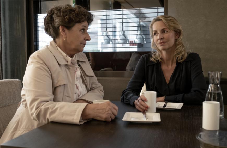 ... denn Ex-Freundin Franziska (Simone Hanselmann, r.) ist schwanger.