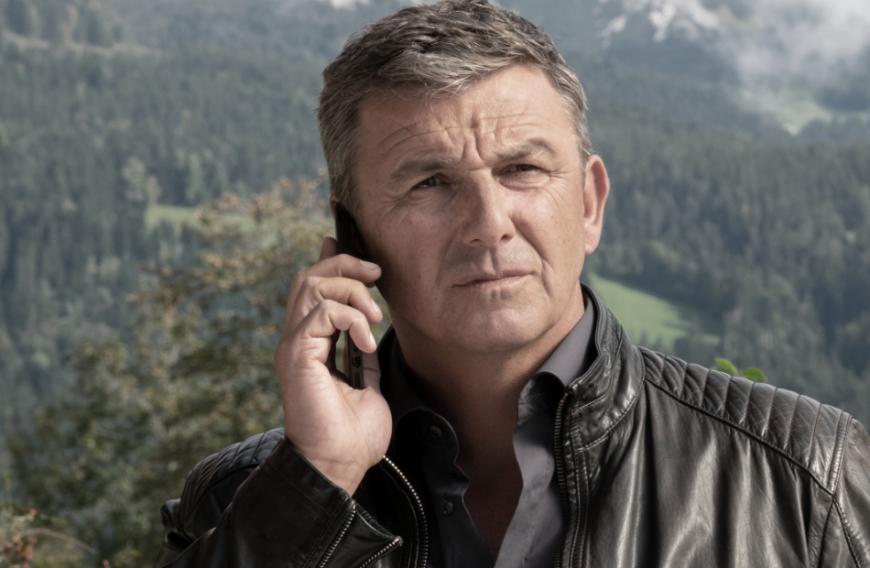Um Dr. Martin Gruber (Hans Sigl) wird es bei