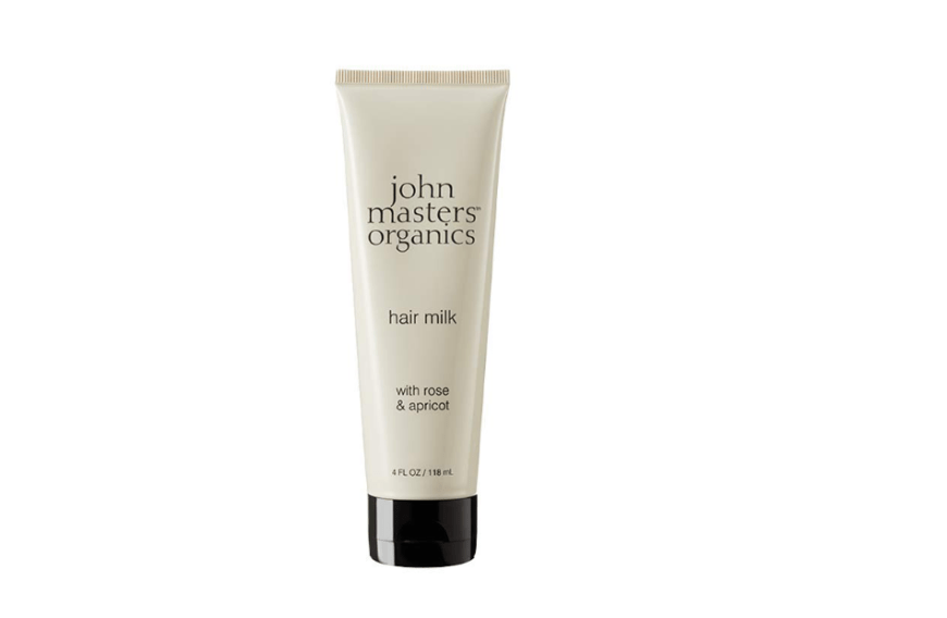 Die Haarmilch von John Masters Organics pflegt deine Haare mit Rosenwasser, Aprikosenkernöl und Co.