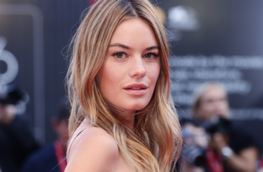 Model Camille Rowe ist ein großer Fan der gehypten Mascara, die für einen Mega-Lifting-Effekt sorgt.